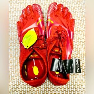 New Women's Vibram Size 8.5-9 FiveFingers KSO EVO Shoes 19W0702 Burgundy